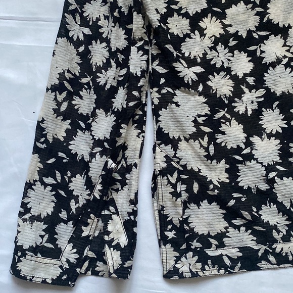 ⭐️Tory Burch Black and White Floral Print Blouse⭐️ - Picture 3 of 10